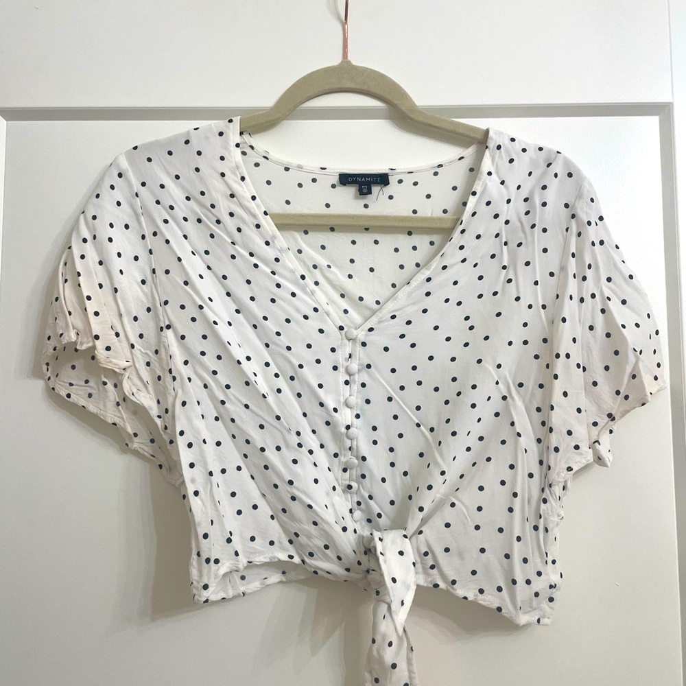 Dynamite Cropped white and black polka dot tie blouse